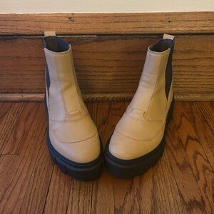 Sorel Chunky Chelsea Winter Boots in Beige and Black